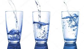 vatten i flera glas